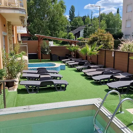 Nocleg ze śniadaniem Napsugar Apartmanhaz 4*