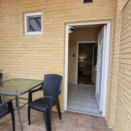 Napsugar Apartmanhaz B&B