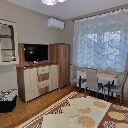 Napsugar Apartmanhaz לינה וארוחת בוקר 3*