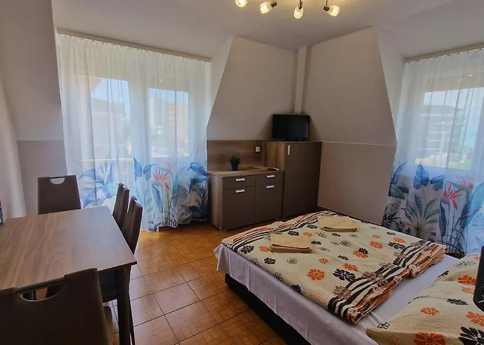 לינה וארוחת בוקר Napsugar Apartmanhaz שיופוק