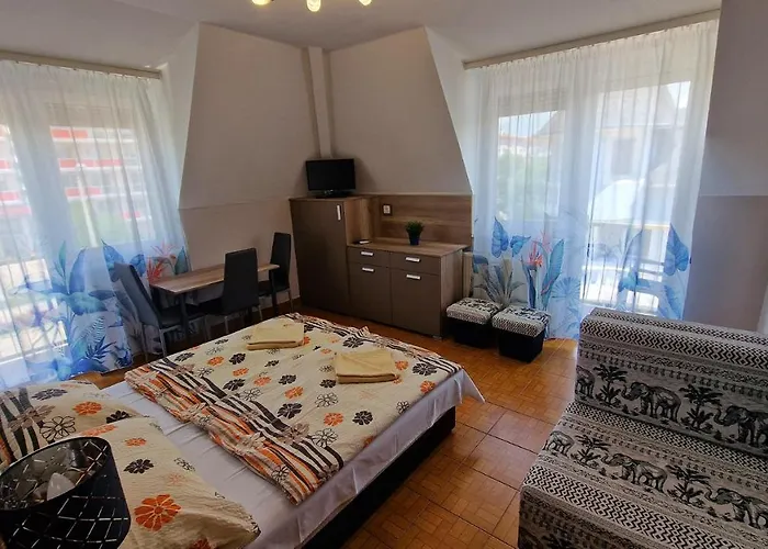 לינה וארוחת בוקר Napsugar Apartmanhaz שיופוק