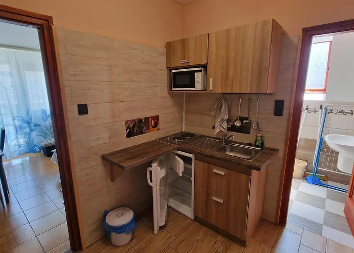 Napsugar Apartmanhaz 3* שיופוק