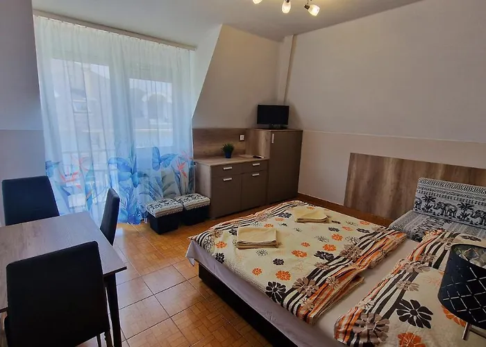 Napsugar Apartmanhaz שיופוק