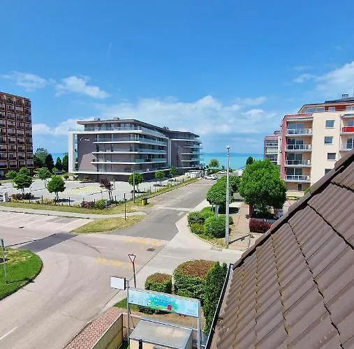 לינה וארוחת בוקר Napsugar Apartmanhaz