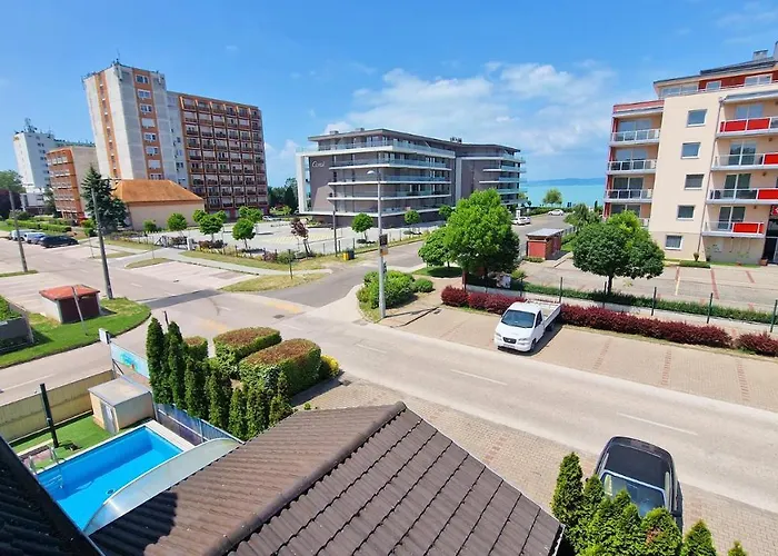 לינה וארוחת בוקר Napsugar Apartmanhaz 3*