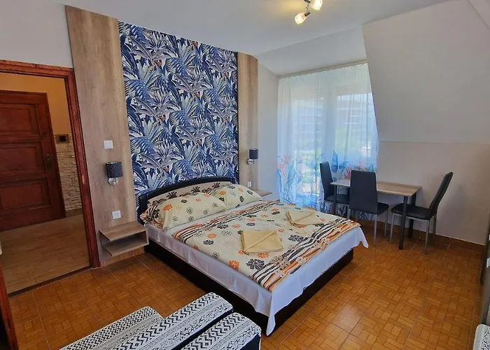 לינה וארוחת בוקר Napsugar Apartmanhaz שיופוק