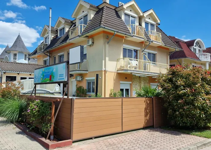 Napsugar Apartmanhaz 3* שיופוק
