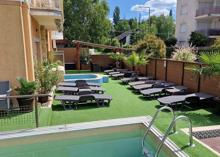 לינה וארוחת בוקר Napsugar Apartmanhaz 3*