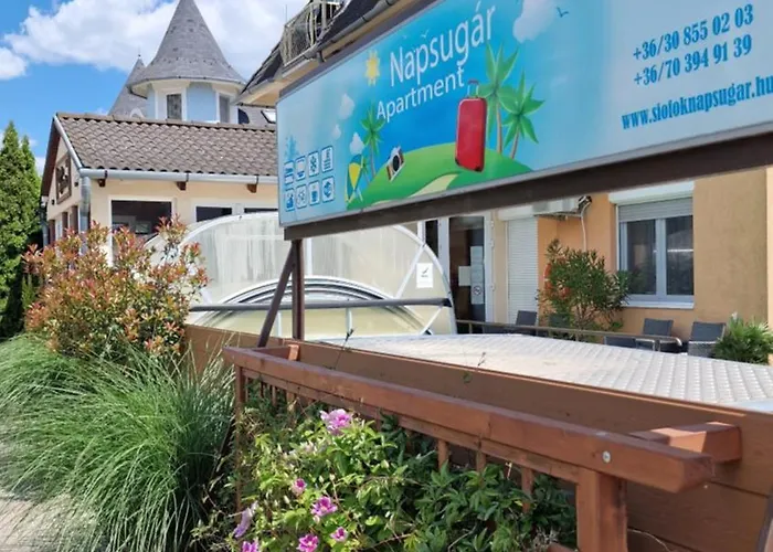 לינה וארוחת בוקר Napsugar Apartmanhaz שיופוק