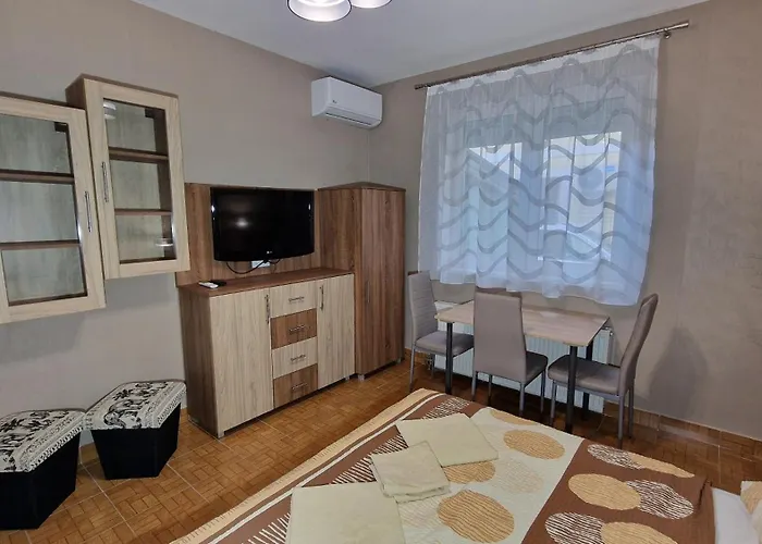 Napsugar Apartmanhaz לינה וארוחת בוקר 3*