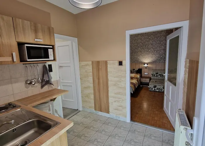 לינה וארוחת בוקר Napsugar Apartmanhaz 3*