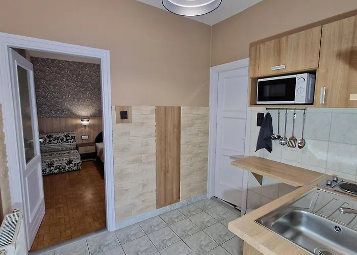 Napsugar Apartmanhaz 3* שיופוק